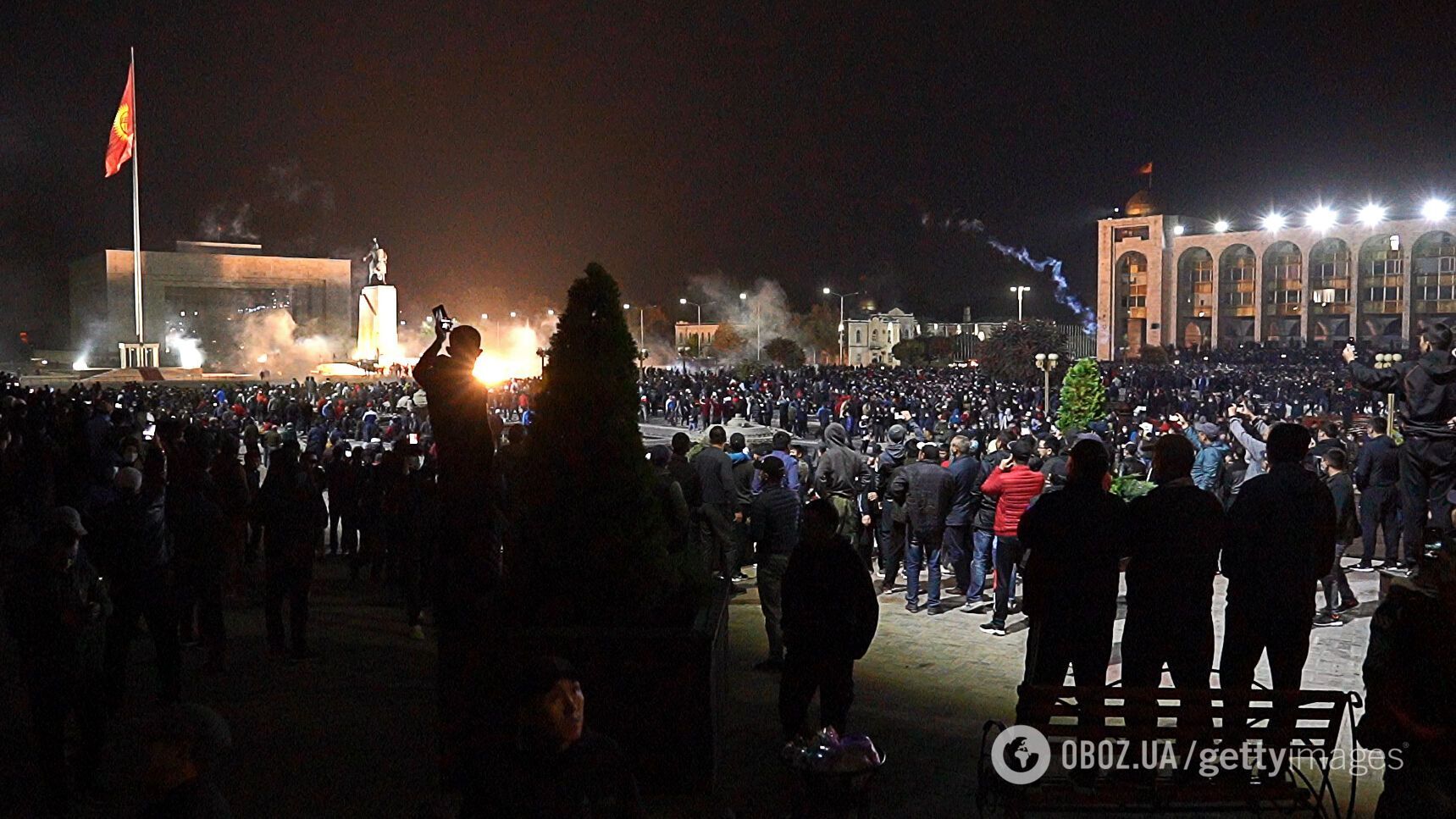 Учасники протесту прорвалися на територію парламенту.