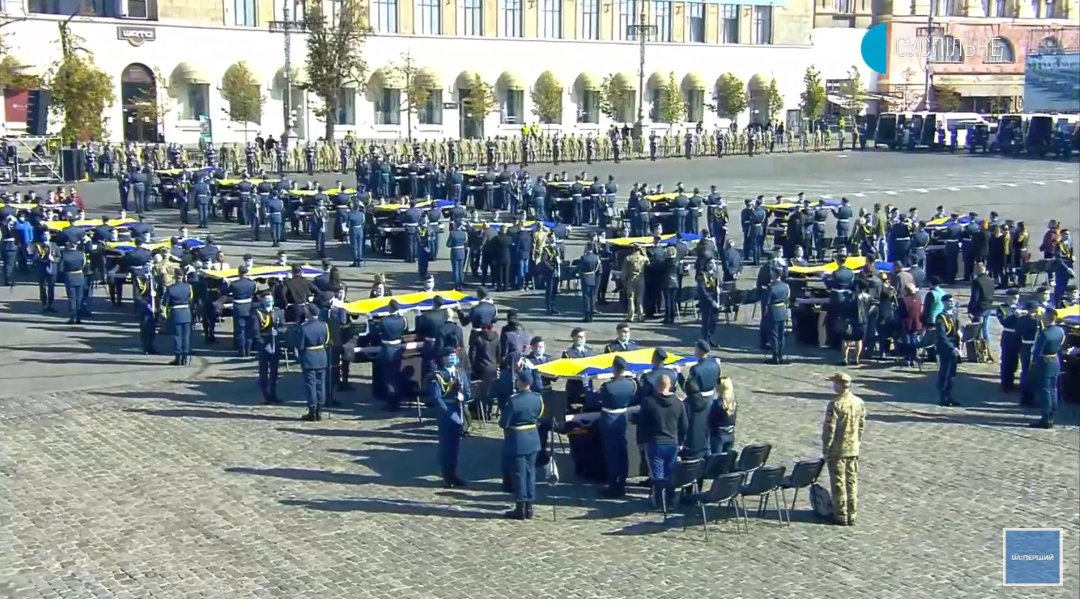 Гробы защитников накрыли флагами Украины