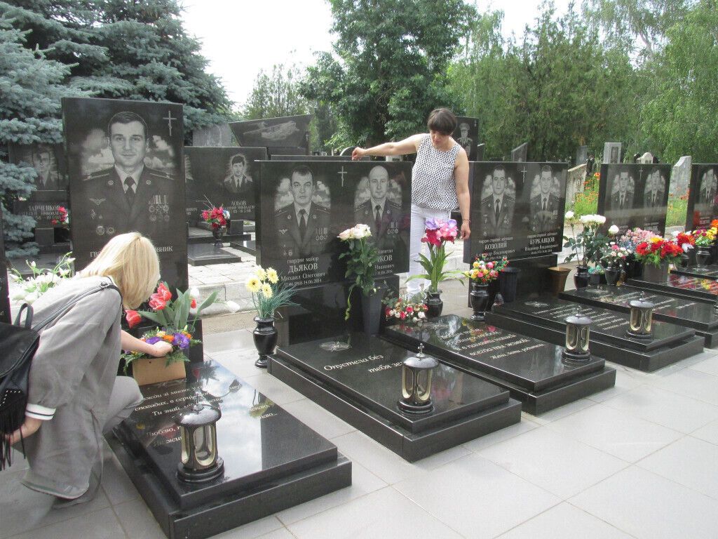 Мама Александра Оксана Скочкова на могиле мужа.