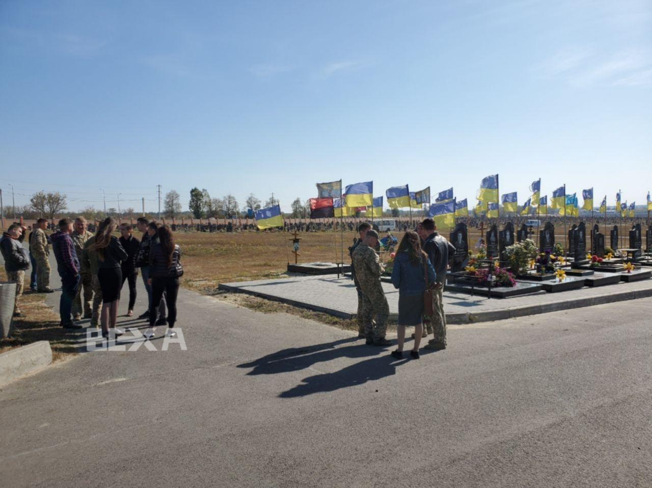 Двох членів екіпажу Ан-26 похоронили на кладовищі у Харкові.