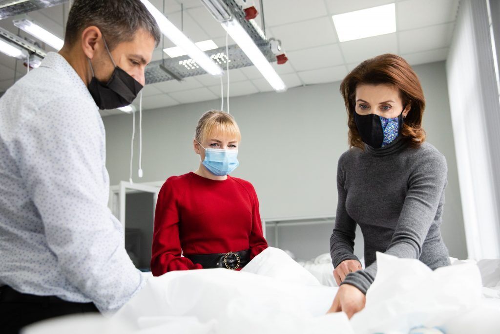 Фонд Порошенко поддержал запуск производства в Украине высококачественных защитных костюмов для медиков