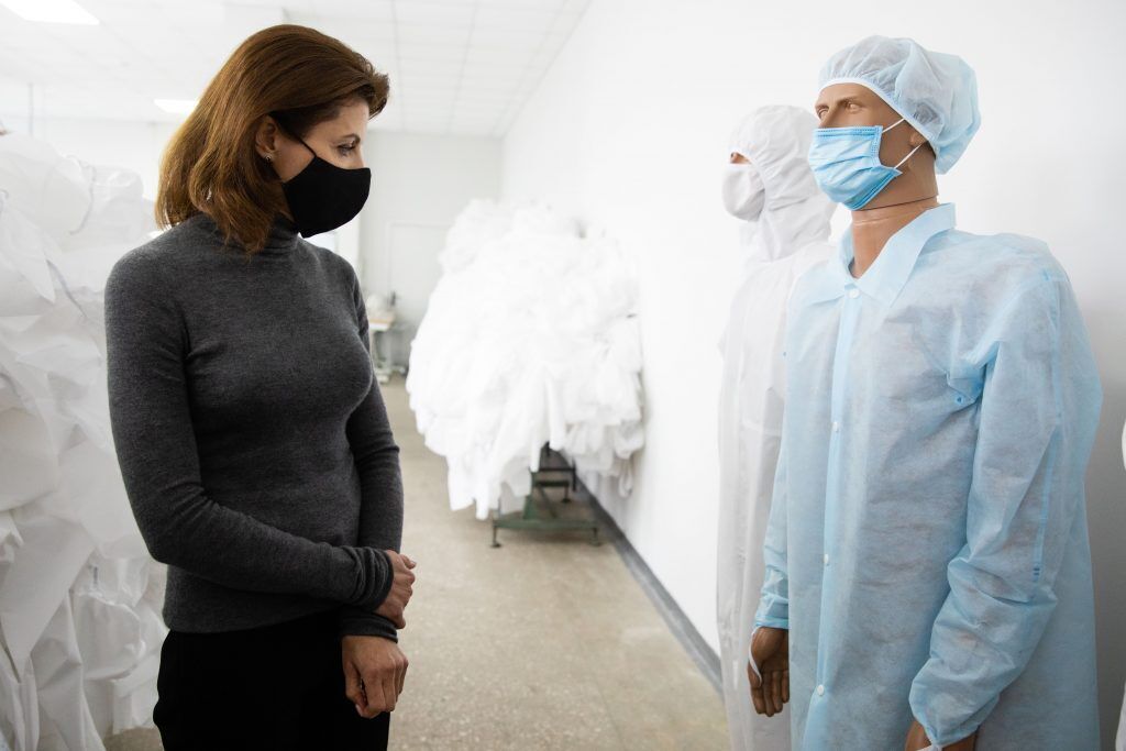 Фонд Порошенко забрал часть костюмов для больниц Киева и Чернигова.