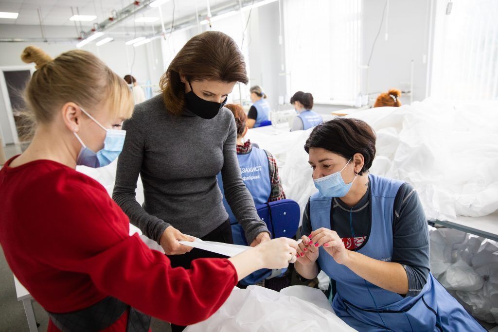 Фонд Порошенка підтримав запуск виробництва в Україні високоякісних захисних костюмів для медиків
