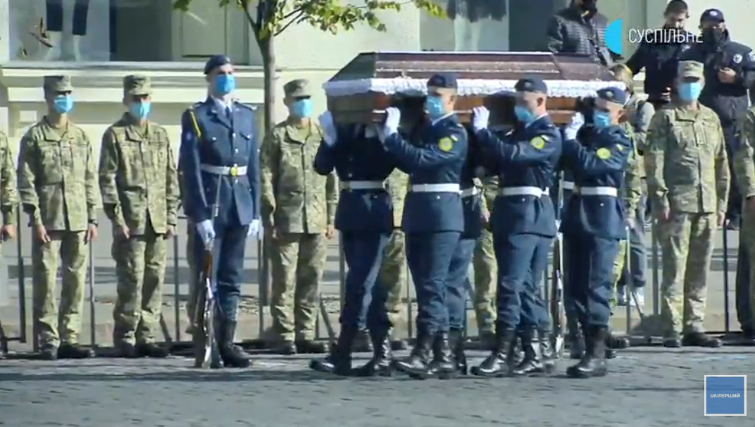 На Площадь занесли гробы с телами погибших авиаторов