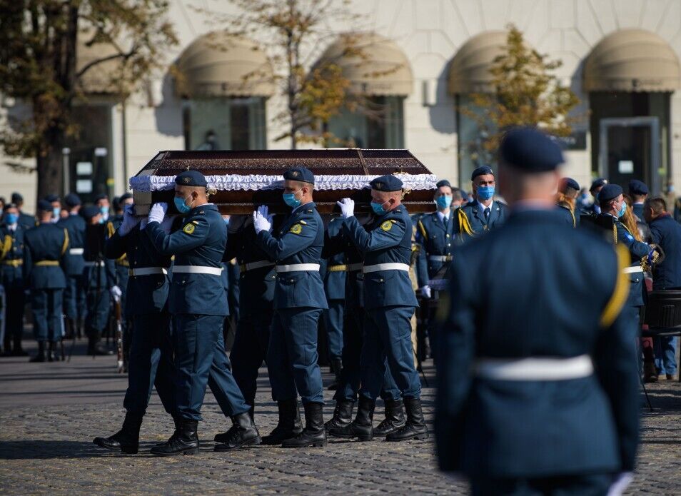 Гробы с Героями военные несли на руках.