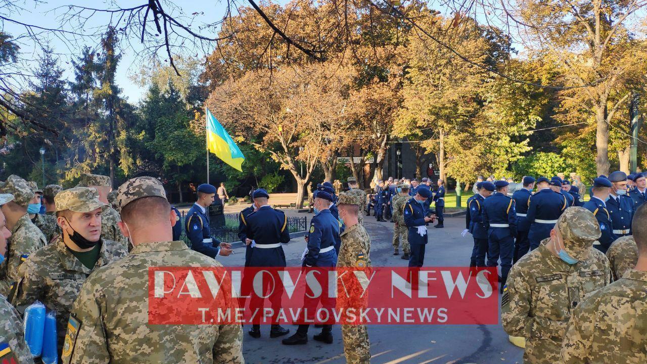 Военные на площади Свободы в Харькове.