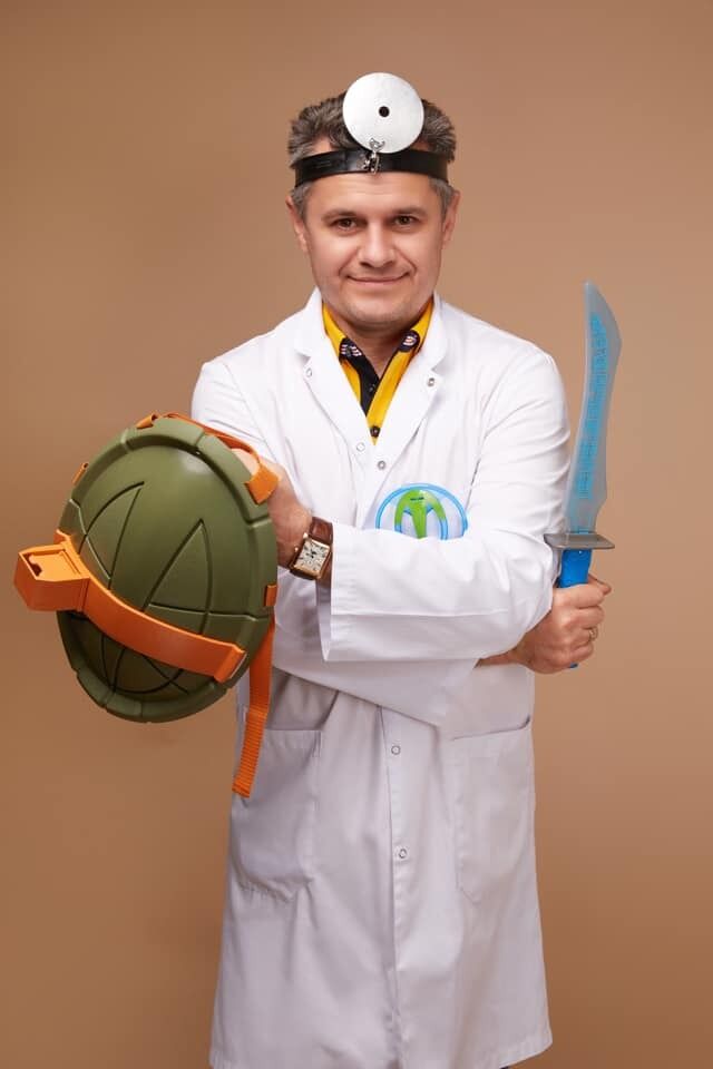 Украинских медиков превратили в культовых супергероев: как они выглядят