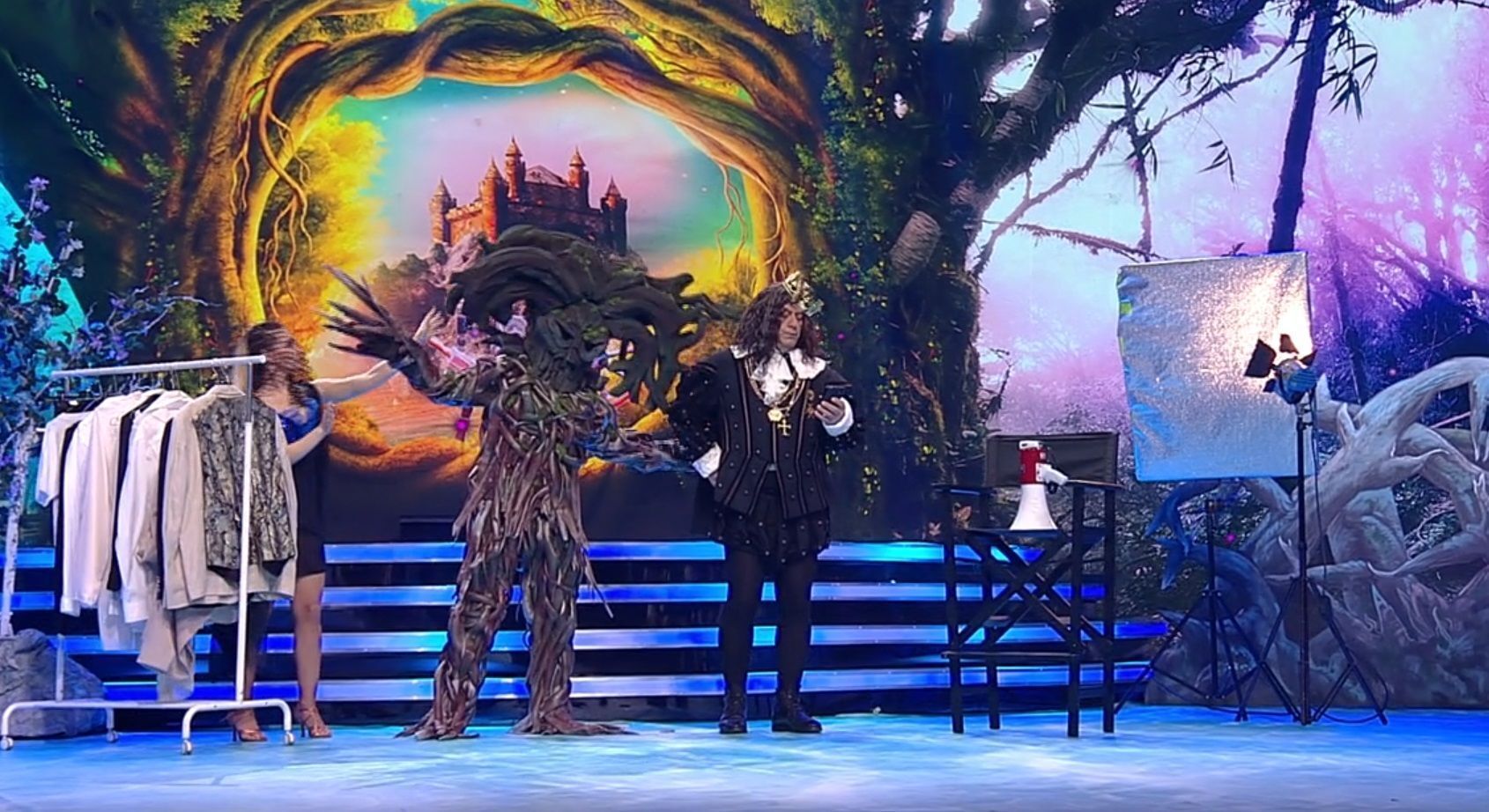 Кадр из шоу "Маскарад"