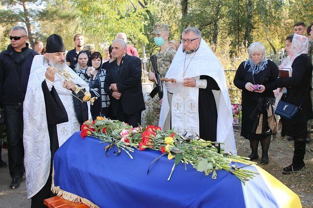 Попрощатися з авіаторами з Ан-26 прийшли багато жителів Чугуєва.