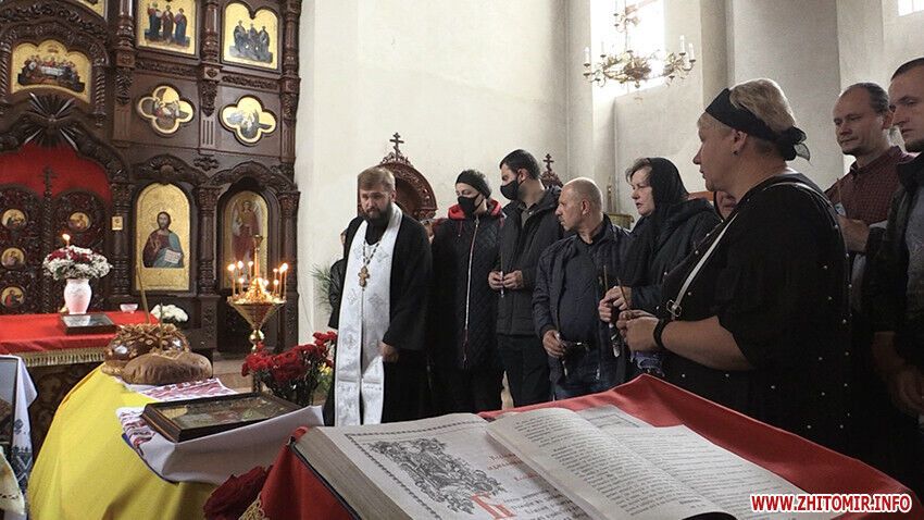 В церковь села Скоморохи пришли сотни людей.