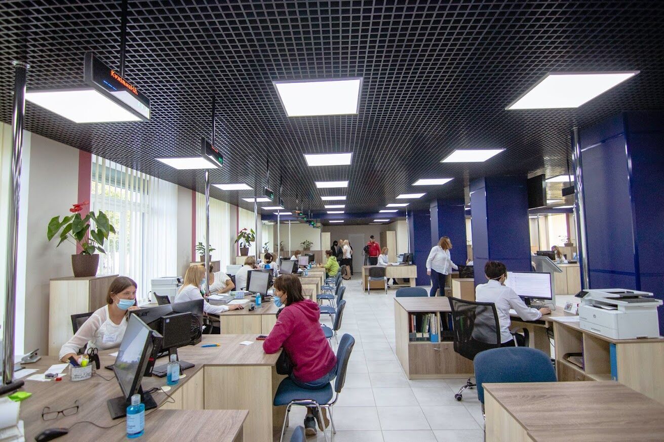 В оновленому приміщенні – опенспейс, електронна черга, дитячий куточок