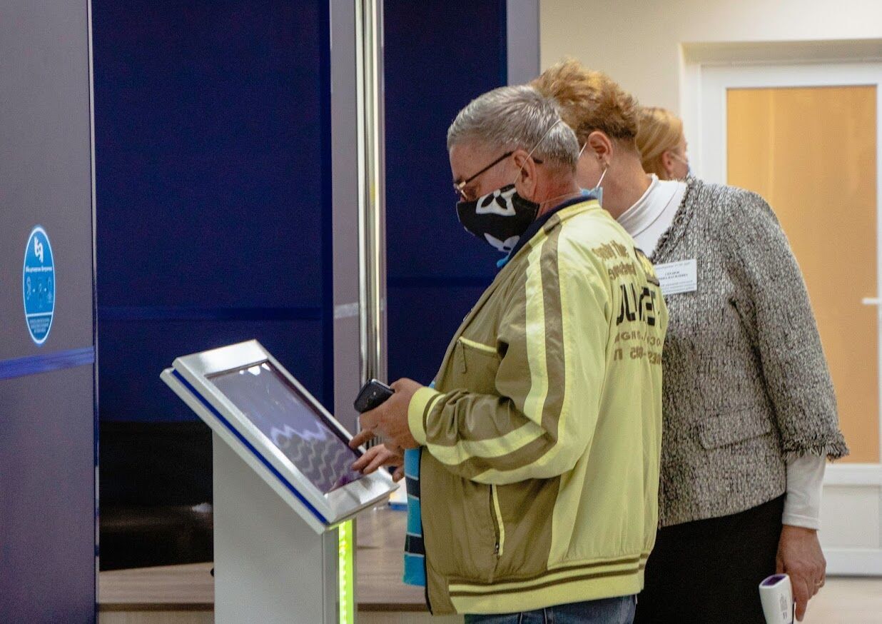 В оновленому приміщенні – опенспейс, електронна черга, дитячий куточок