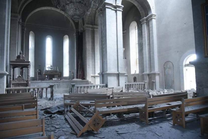 Внутри собора после обстрела