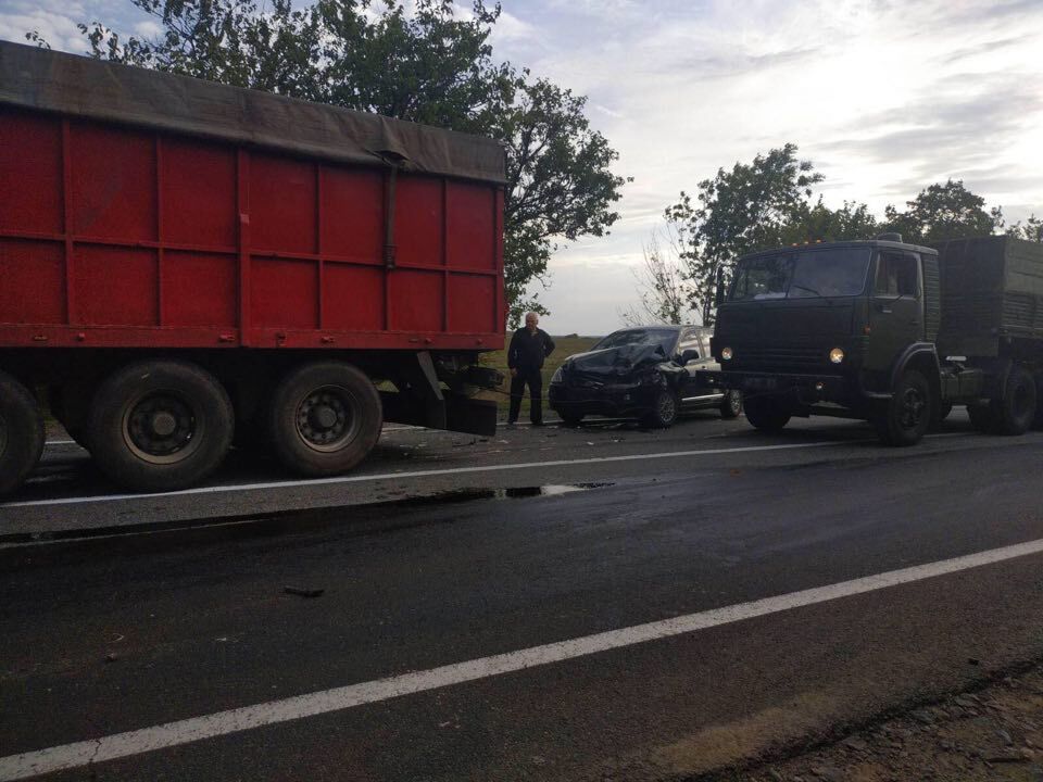 На Миколаївщині зіштовхнулися 7 авто: водій виявився заблокованим. Фото