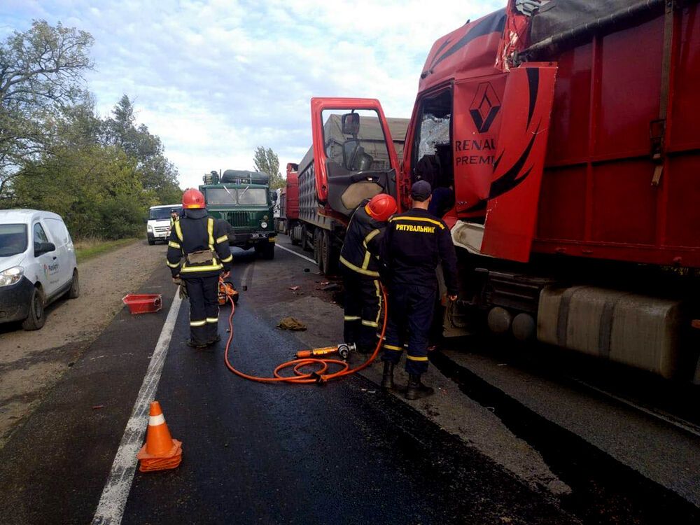 На Миколаївщині зіштовхнулися 7 авто: водій виявився заблокованим. Фото
