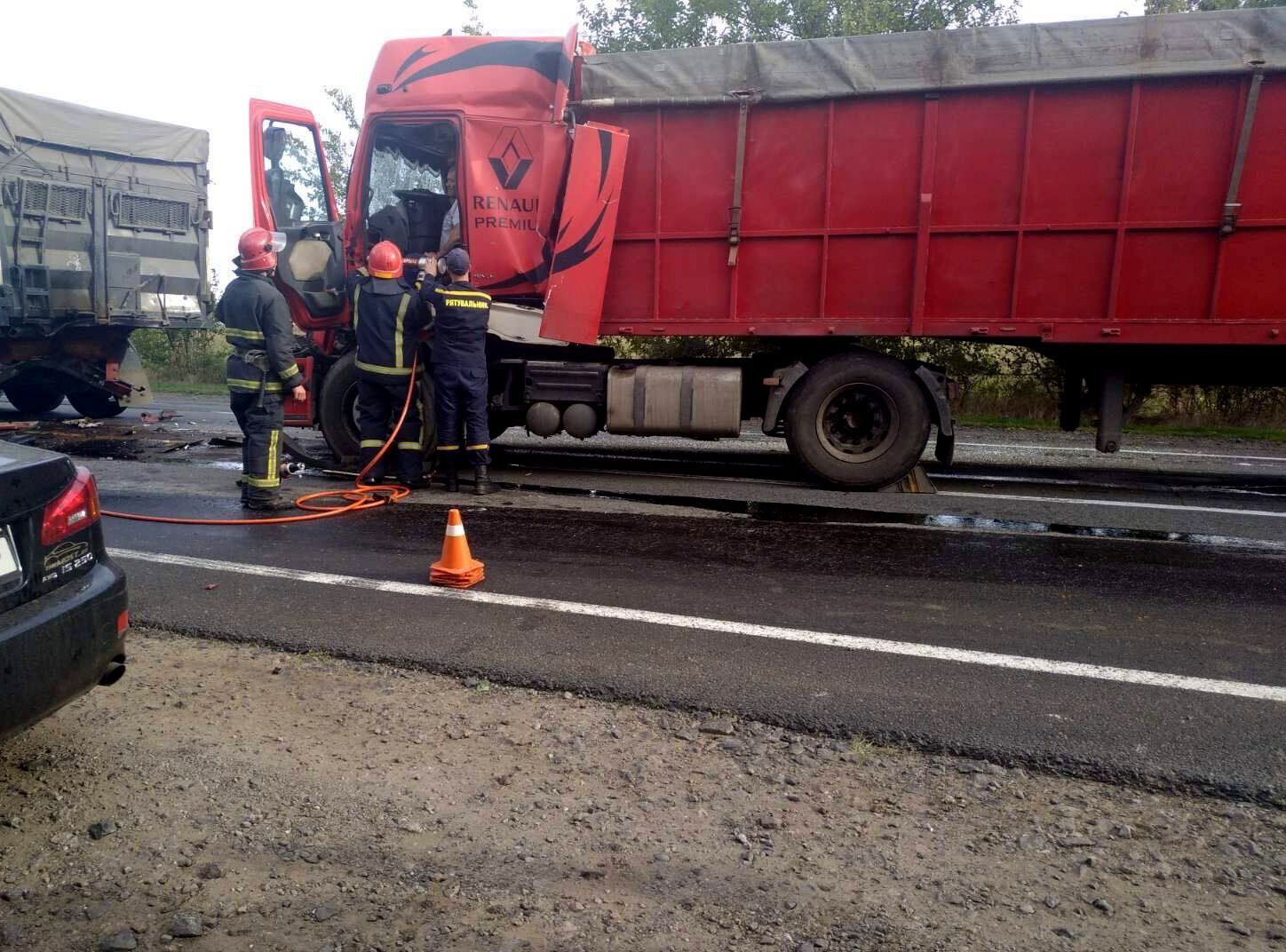 На Николаевщине столкнулись 7 авто: водитель оказался заблокированным. Фото