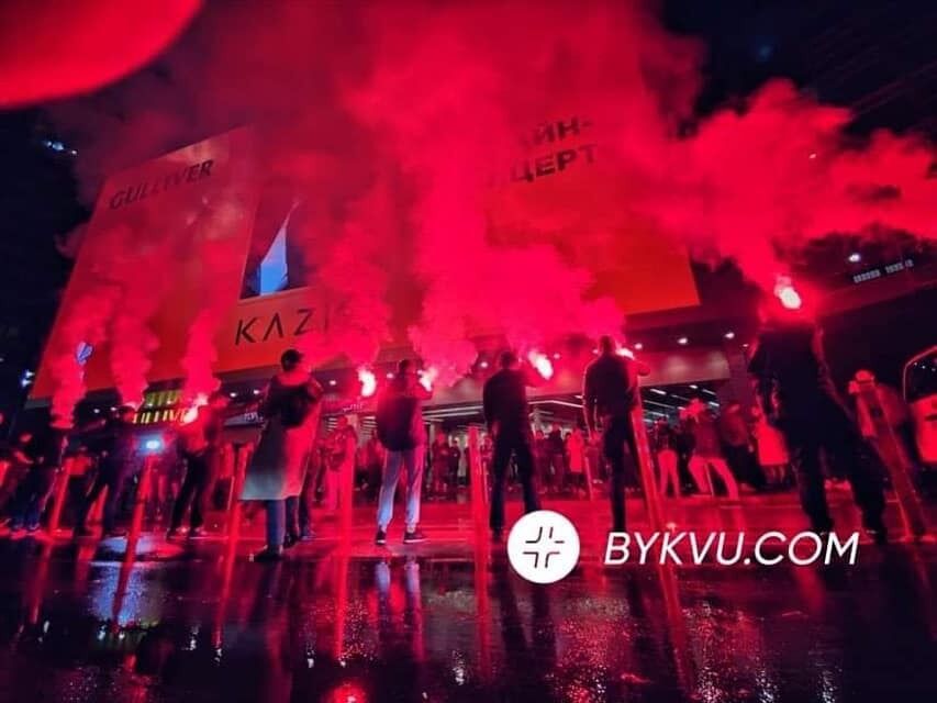 В Киеве устроили огненный протест против флага ЛГБТ на торговом центре