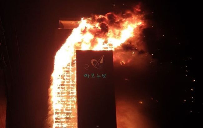 Огонь охватил всю высотку в Южной Корее.