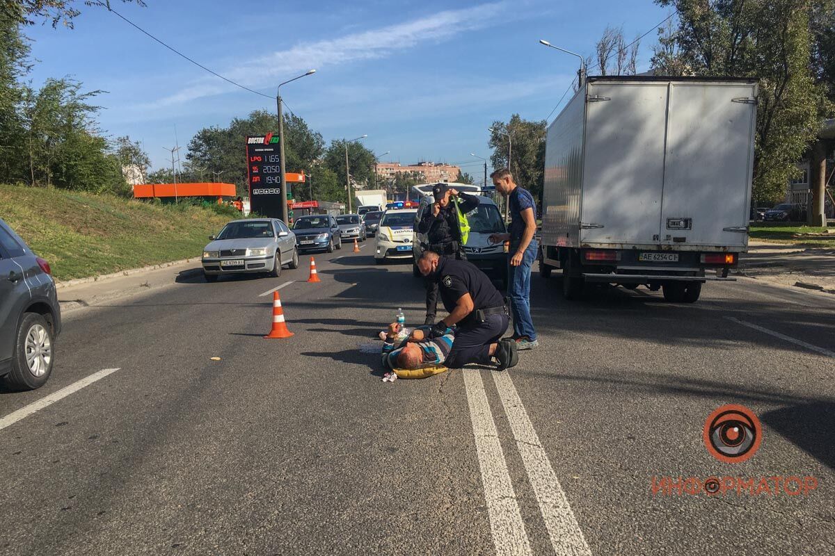 В Днепре авто сбило пешехода-нарушителя.