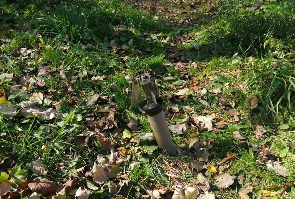 Возле уцелевших домов из земли торчат неразорвавшиеся снаряды.