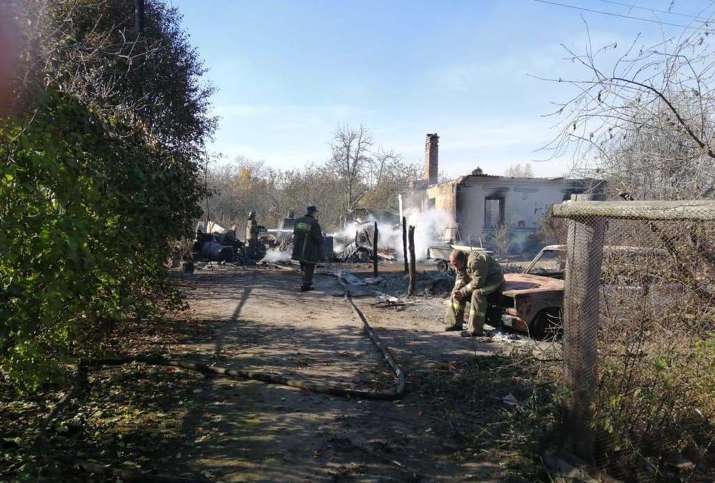 Рятувальники ліквідовують наслідки НП.