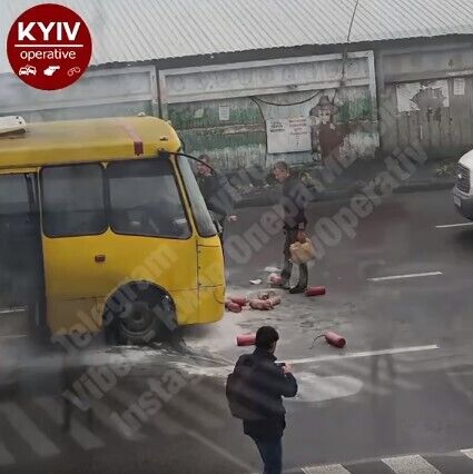 В Киеве маршрутка с пассажирами загорелась на ходу. Видео ЧП