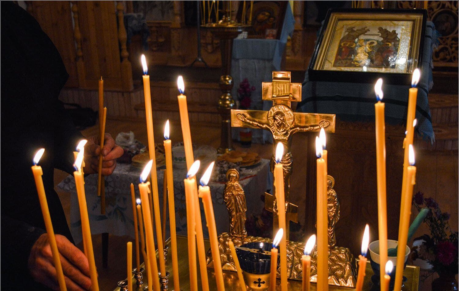 В Покровскую родительскую субботу в храмах проходят поминальные литургии и панихиды