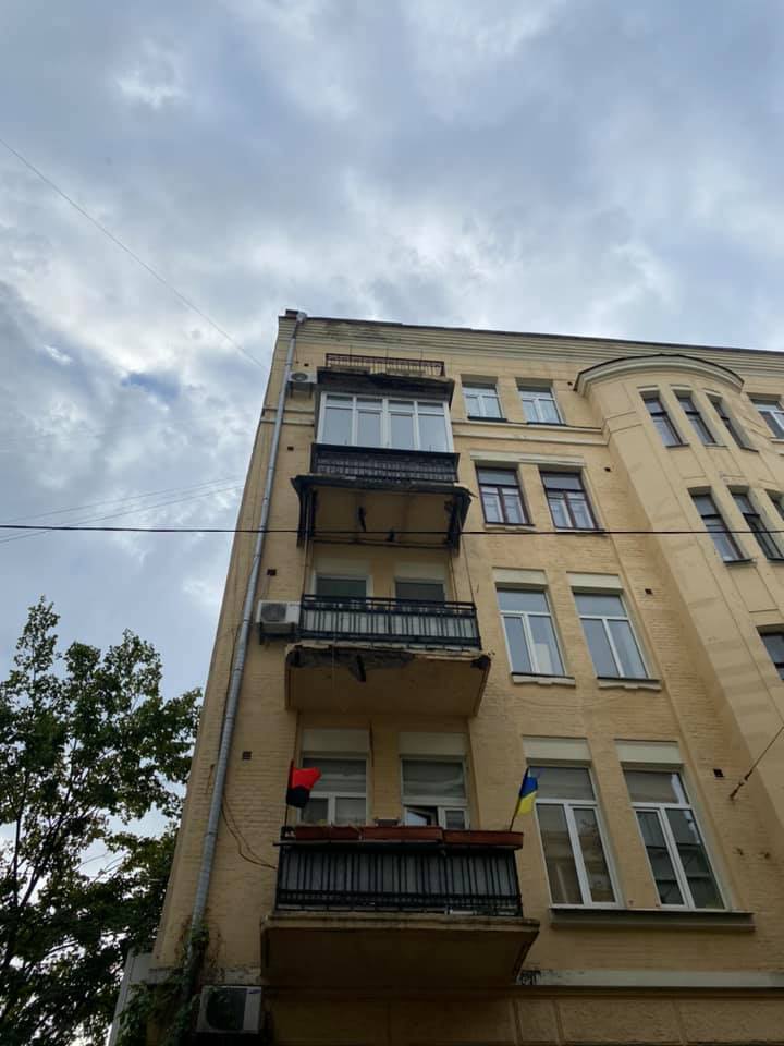 Фасад осипався зі старого будинку на Михайлівському провулку.