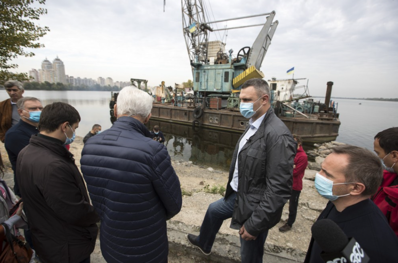 В Киеве начали строительство пешеходного моста на Оболони