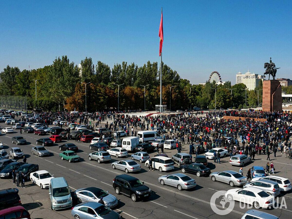 Президент Киргизії наказав ввести війська в Бішкек.