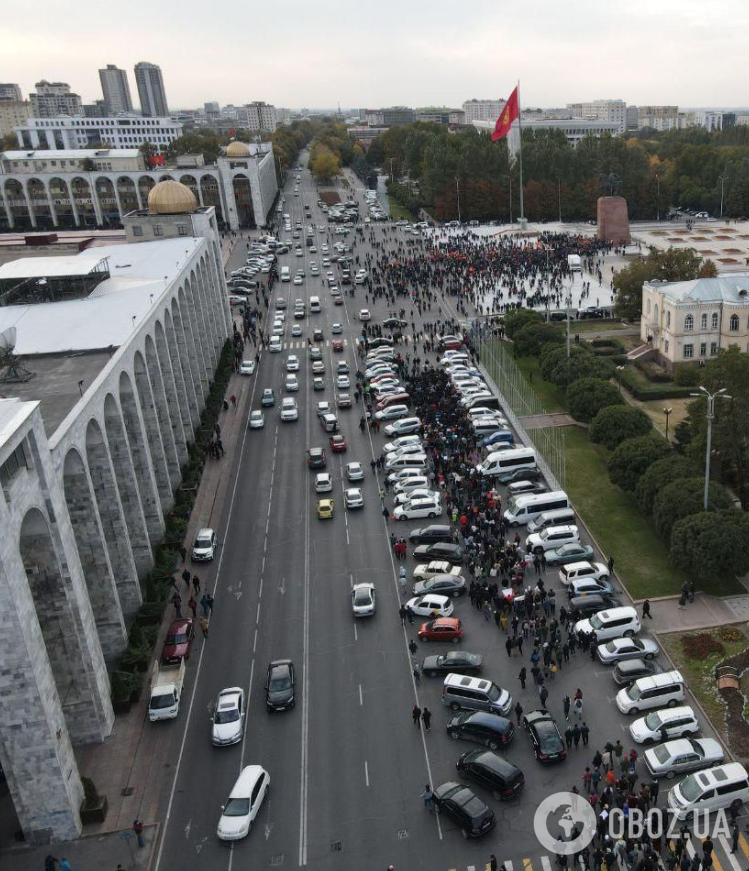 Прихильники Алмазбека Атамбаєва й Омурбека Бабанова, а також учасники маршу проти ОЗУ підійшли до площі Ала-Тоо в Бішкеку.