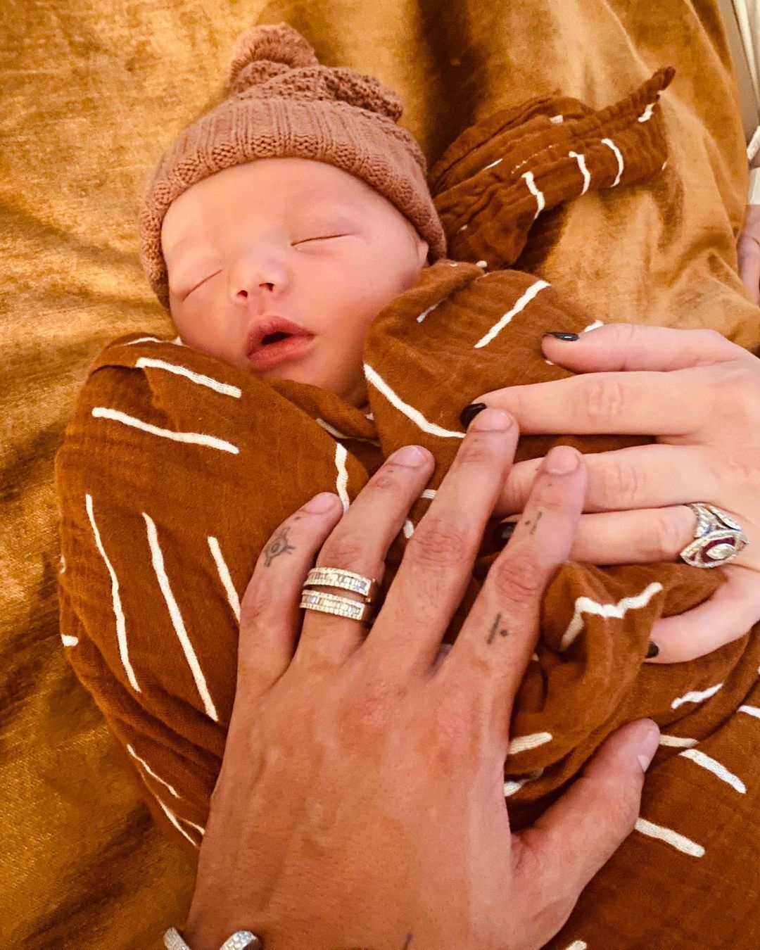 Ешлі Сімпсон показала новонародженого малюка.
