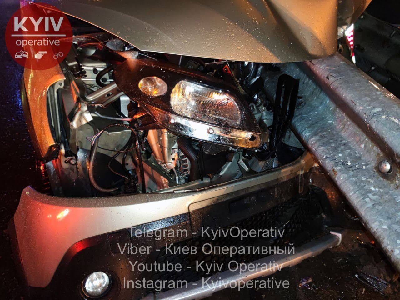 Водій врізався у відбійник у Києві.