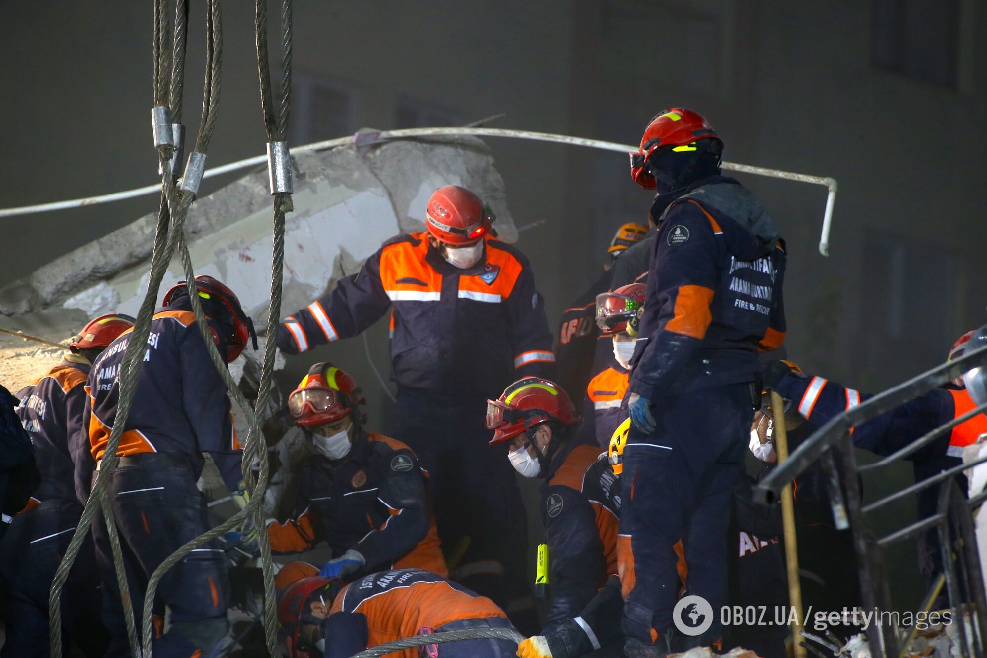 Рятувальники розбирають завали після землетрусу в Туреччині.