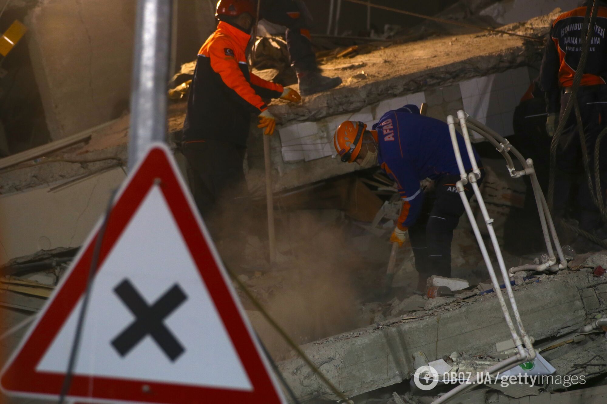 З-під завалів вдалося дістати більш ніж 100 людей.