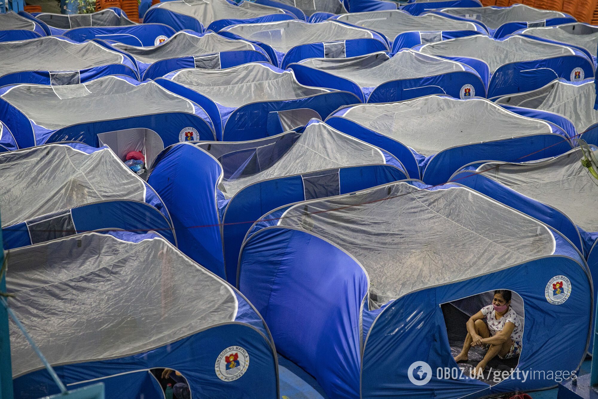 Палаточный городок для эвакуированных жителей Филиппин.