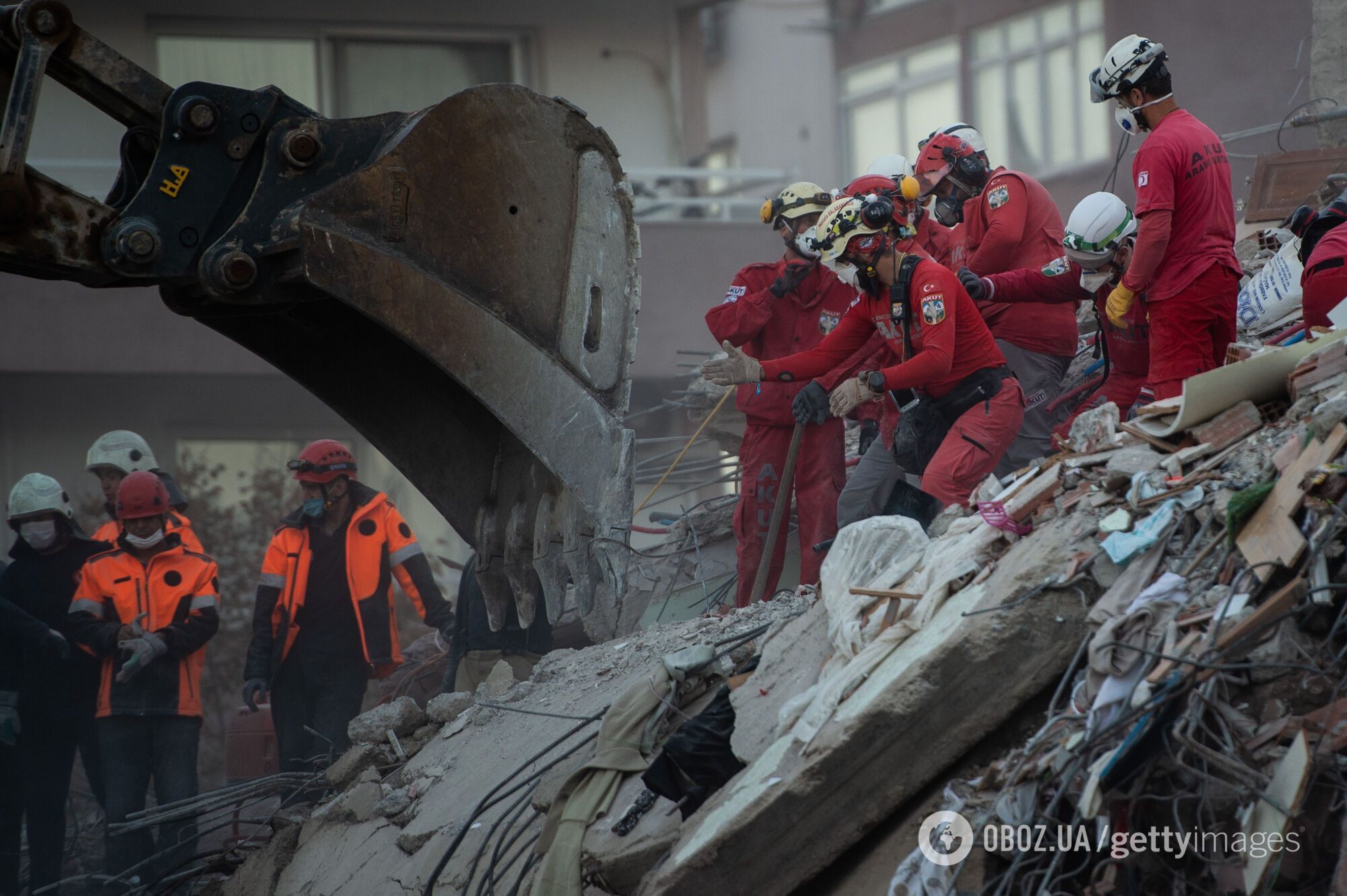 Усього від землетрусу постраждали майже 900 осіб.