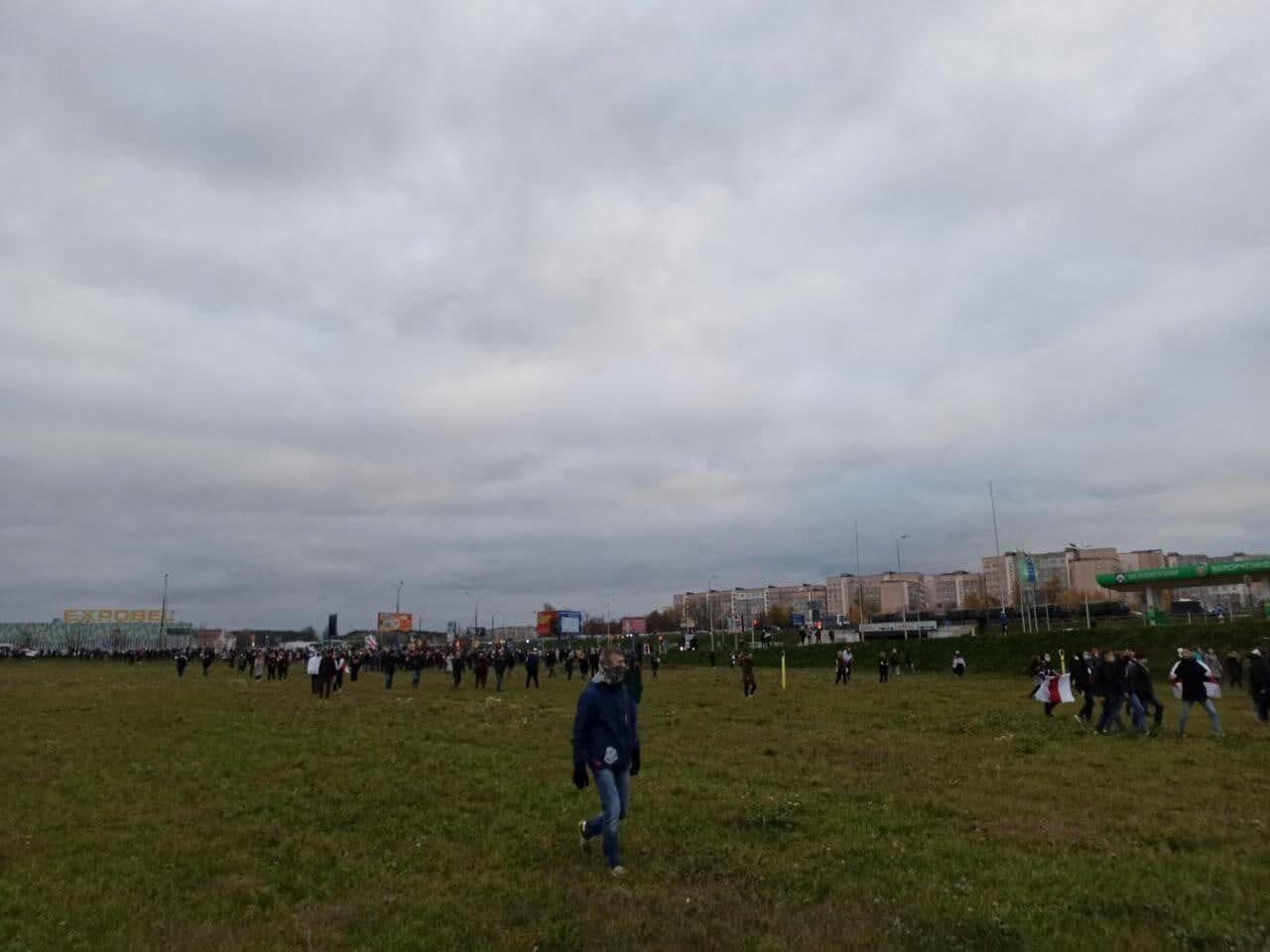Люди полем пошли к урочищу Куропаты