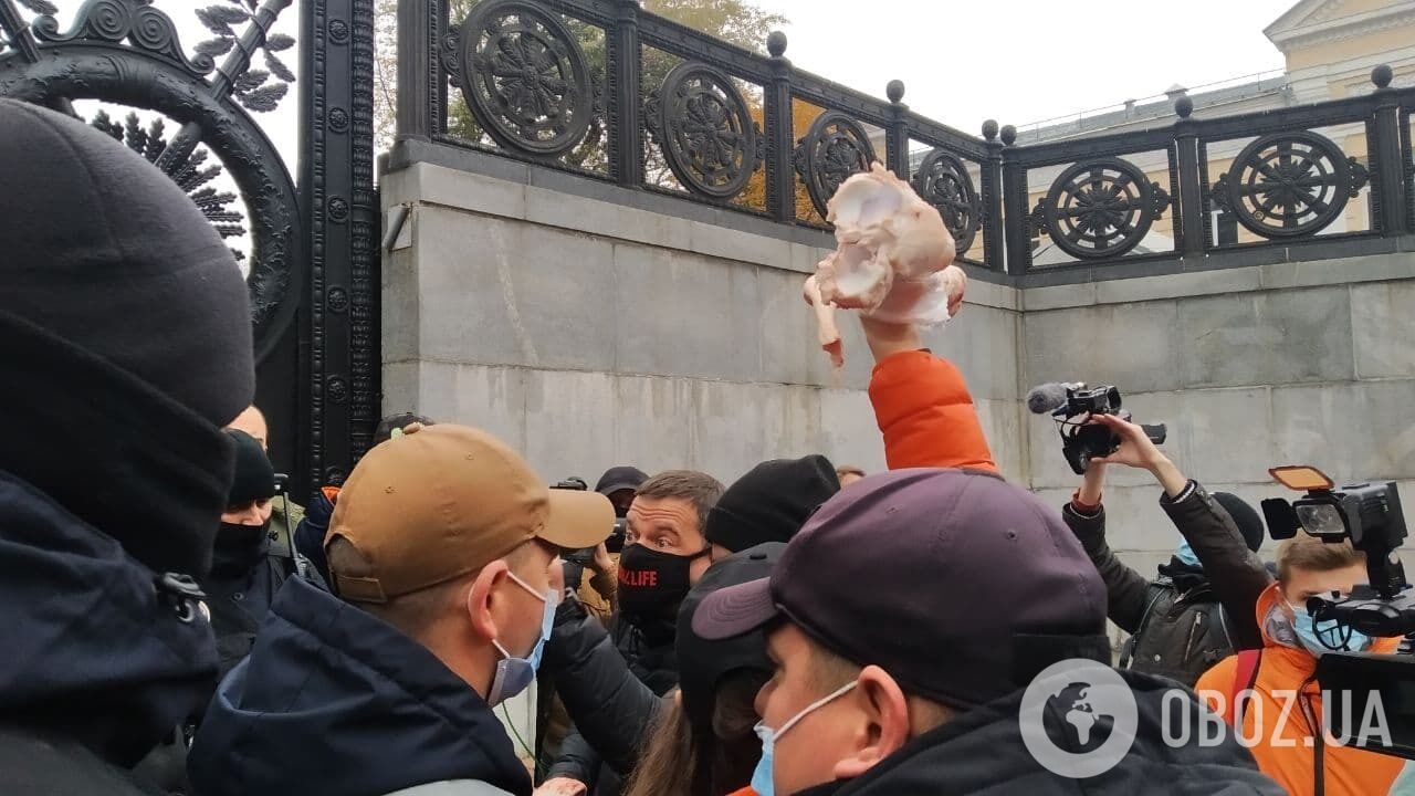 Медики принесли кістки під Кабмін.