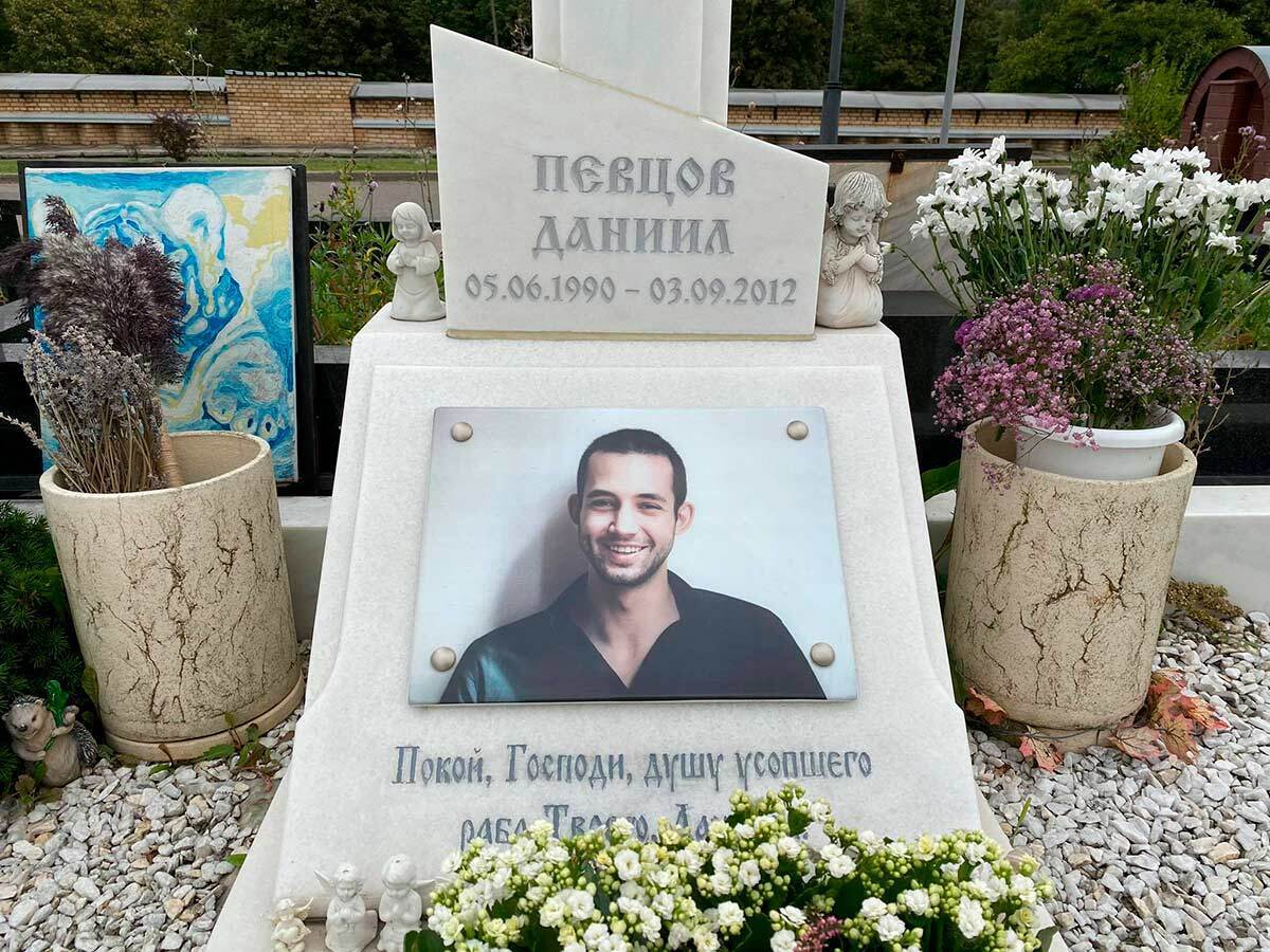 Актер Дмитрий Певцов купил место на кладбище рядом с наследником