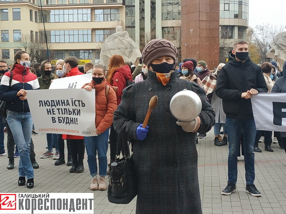 Учасниця протесту проти карантину вихідного дня в Івано-Франківську