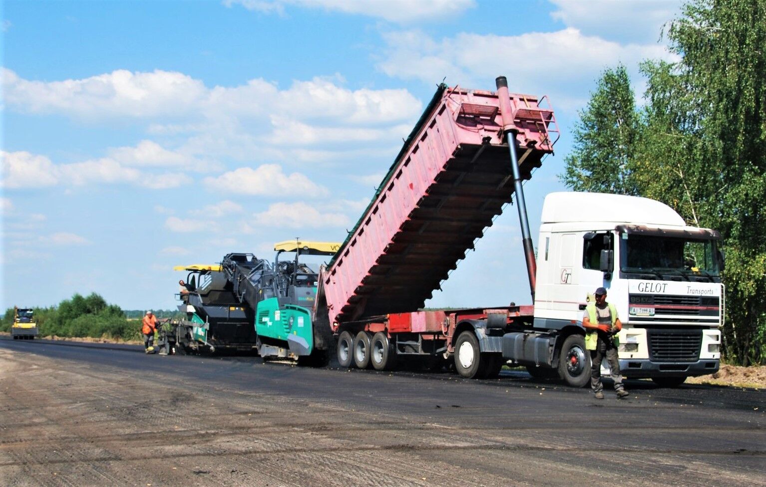 Для робіт компанія використовує сучасну техніку кращих світових виробників.