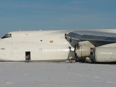 У самолета повреждены шасси и крылья
