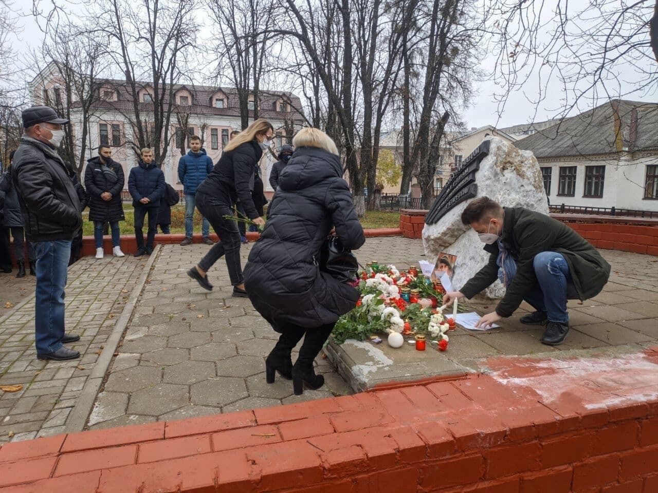 Білорусі приносять квіти і свічки