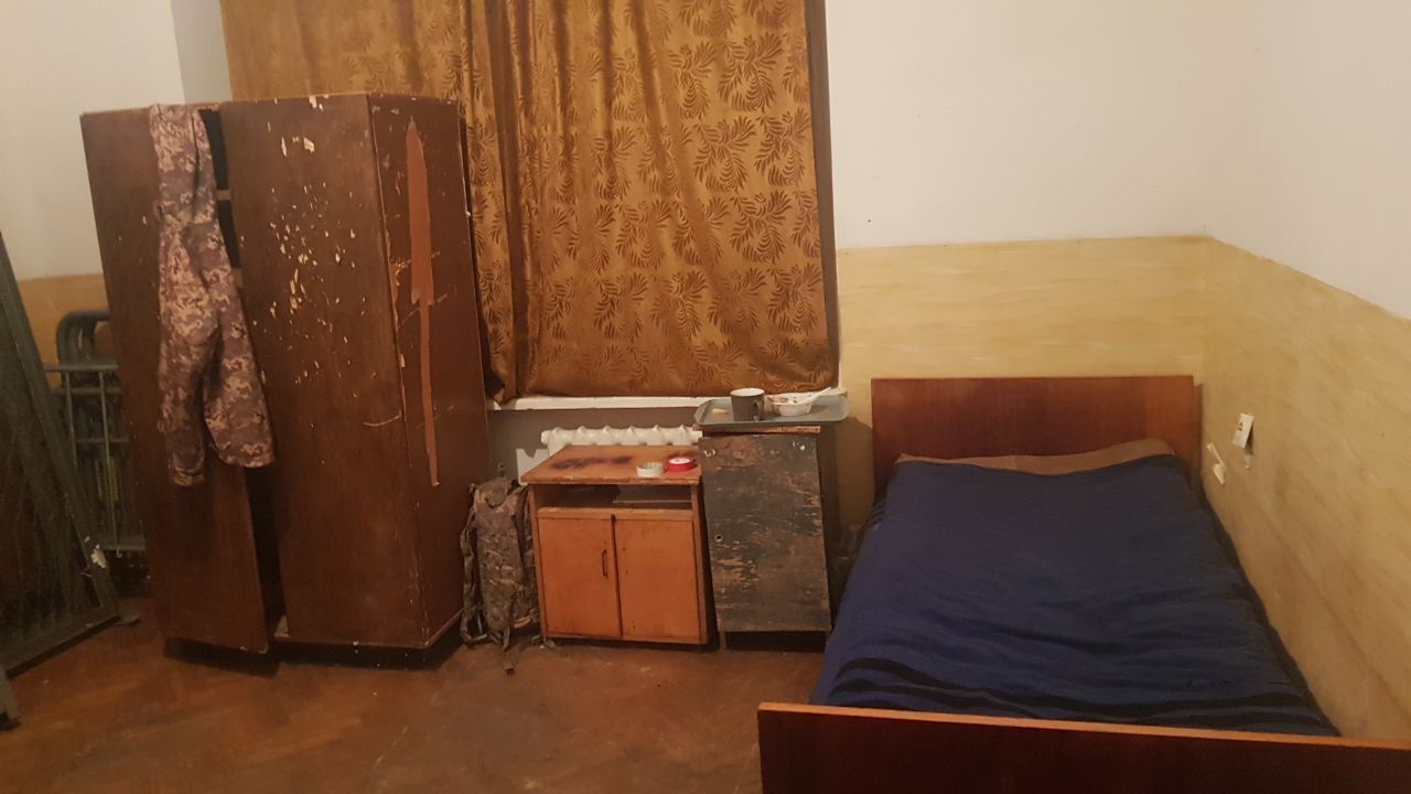 Остапенко поместили в комнату в старом здании