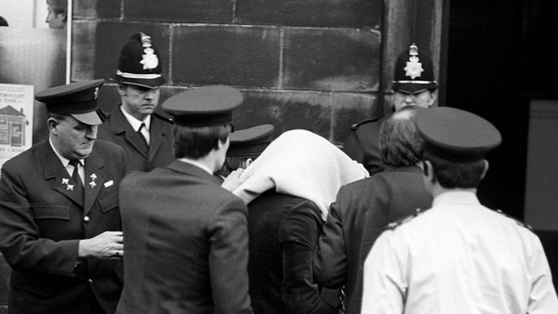 Сатклифф идет в суд Дьюсбери в феврале 1981 года