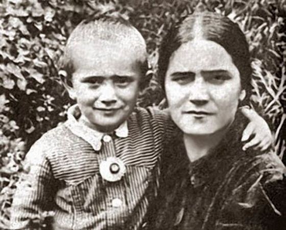 Армен Джигарханян із мамою в дитинстві