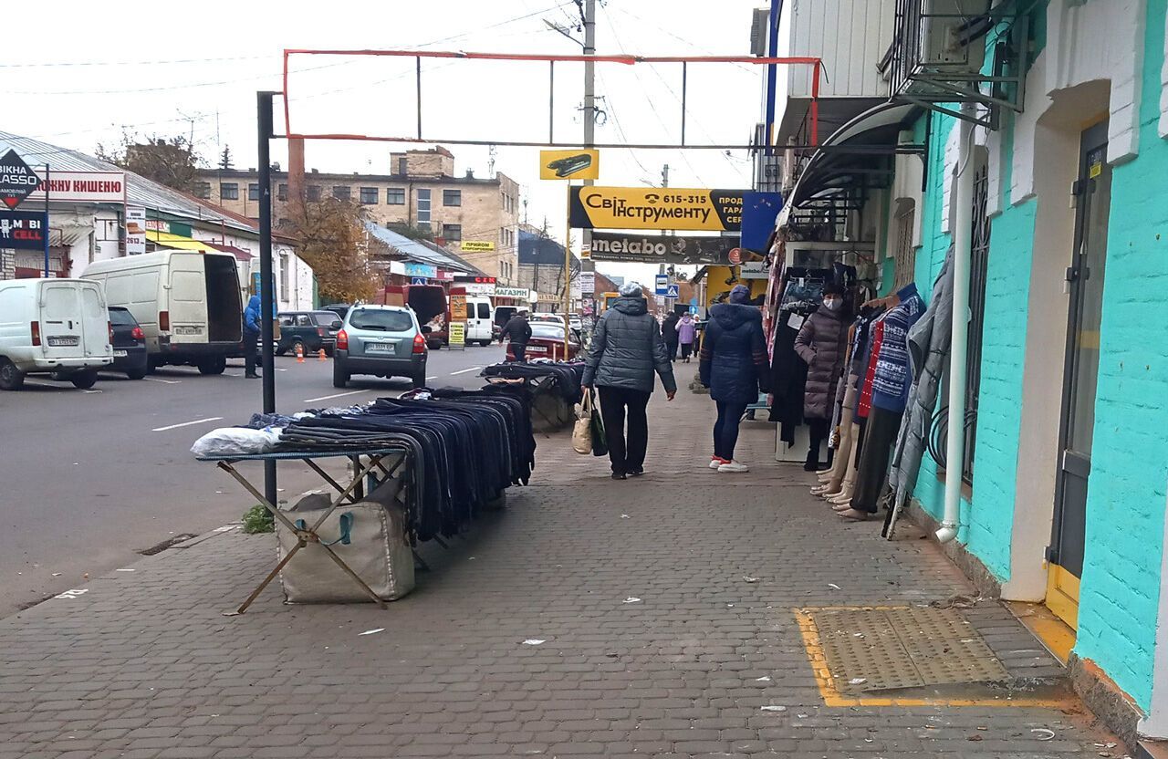 Торговці в Полтаві продовжили працювати на вулиці.