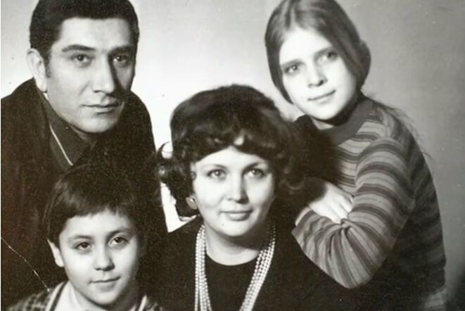 Армен Джигарханян, дружина Тетяна Власова, дочка Олена та син Степан