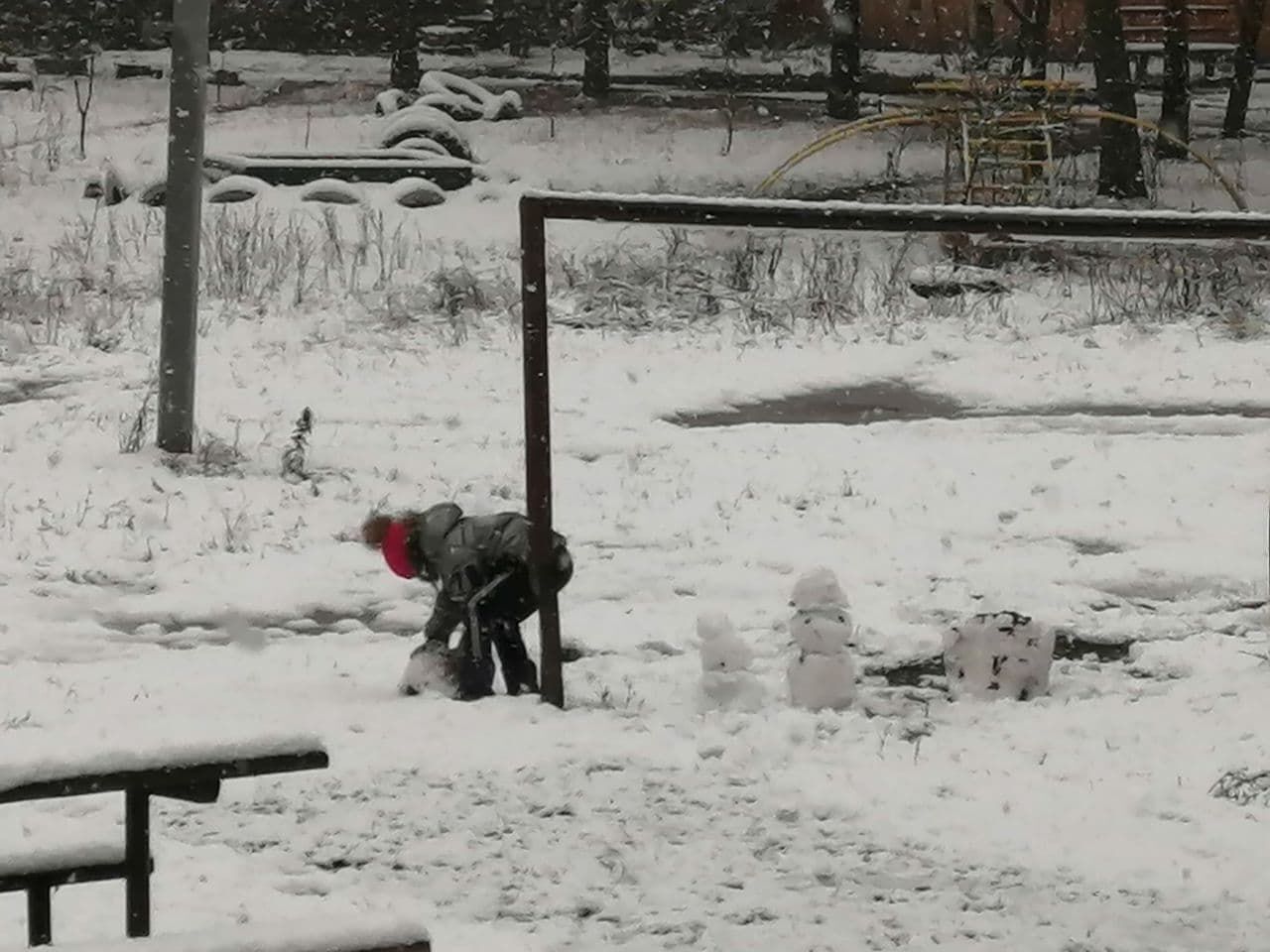 Дети на улице уже начали лепить первых снеговиков